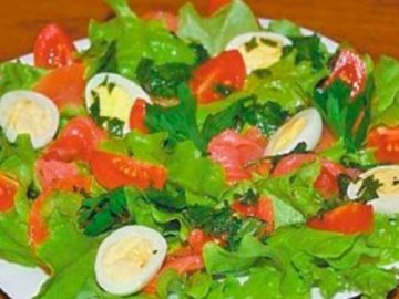 салат с семгой и перепелиными яйцами 