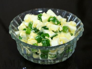 салат с зелёным луком и яйцом