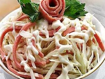 салат с копчёной колбасой