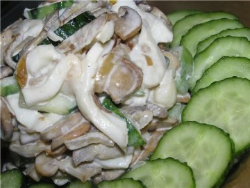 салат с кальмарами и грибами