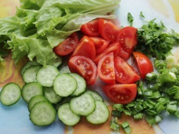 салат с курицей и овощами