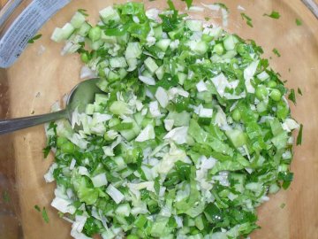 Зелёный салат с маслом и уксусом