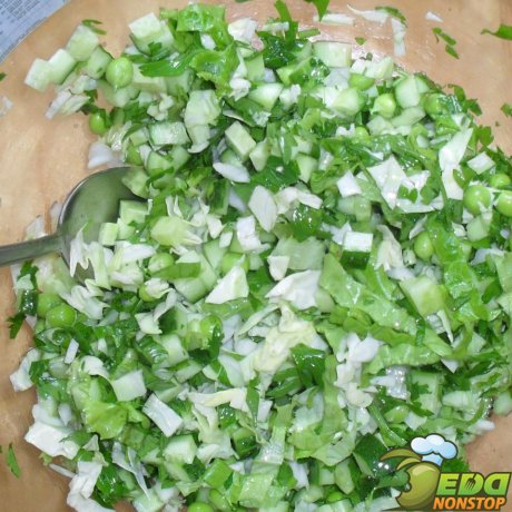 Зелёный салат с маслом и уксусом